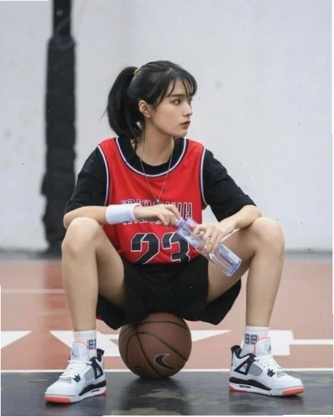 Nàng thơ với áo bóng rổ