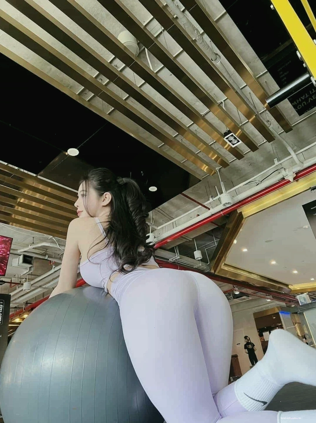 ngắm gái mông to cô nàng áo dài