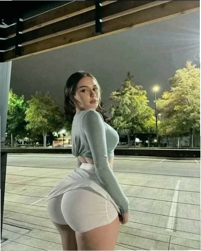 ngắm gái mông to không gian trưng bày