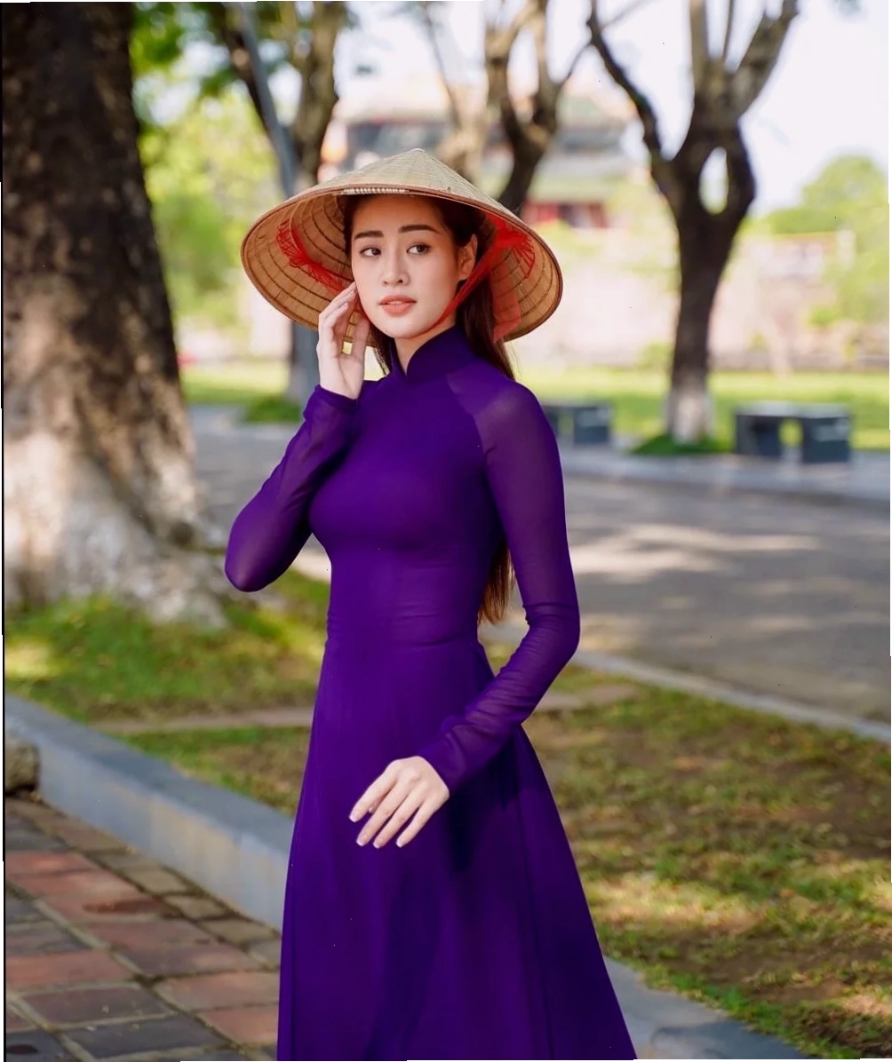 người con gái đẹp mặc chiếc áo dài bước đi duyên dáng