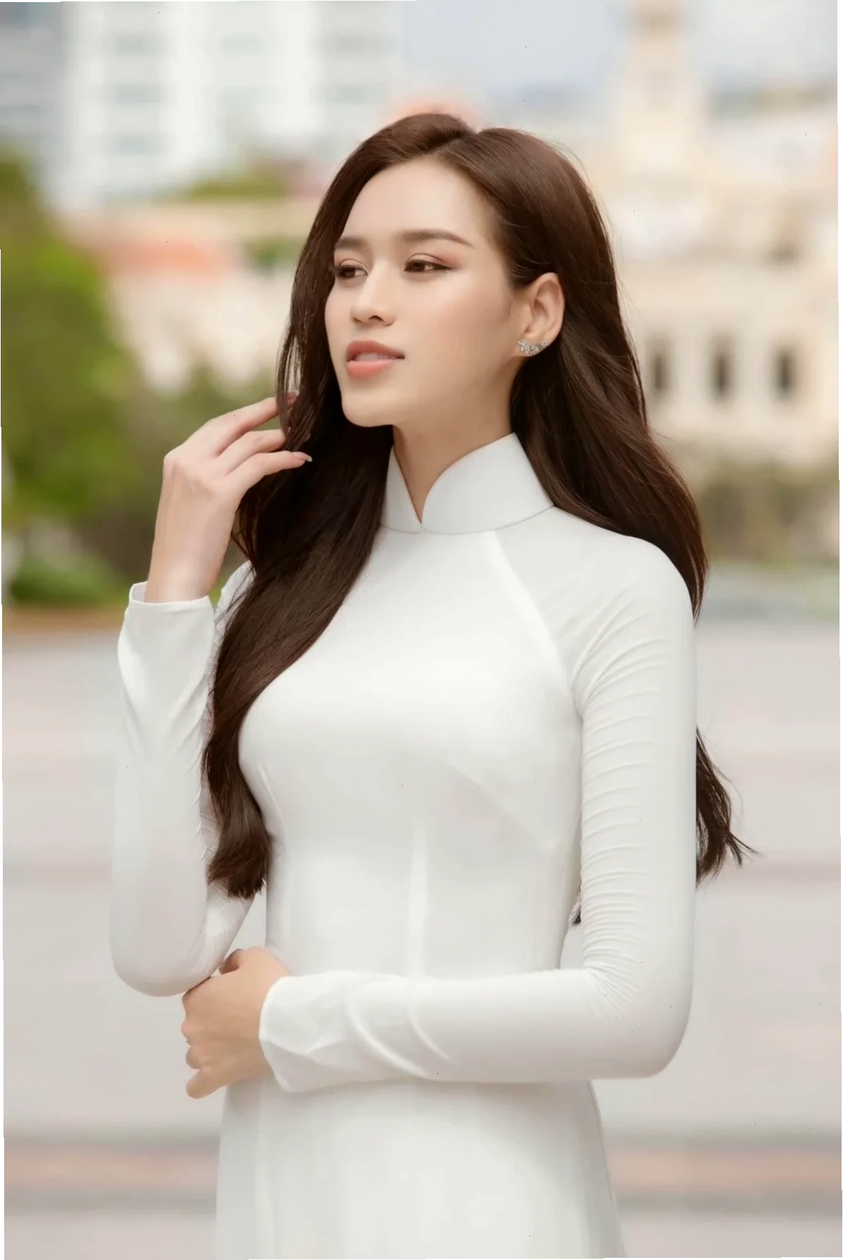 người con gái đẹp mặc chiếc áo dài cách tân
