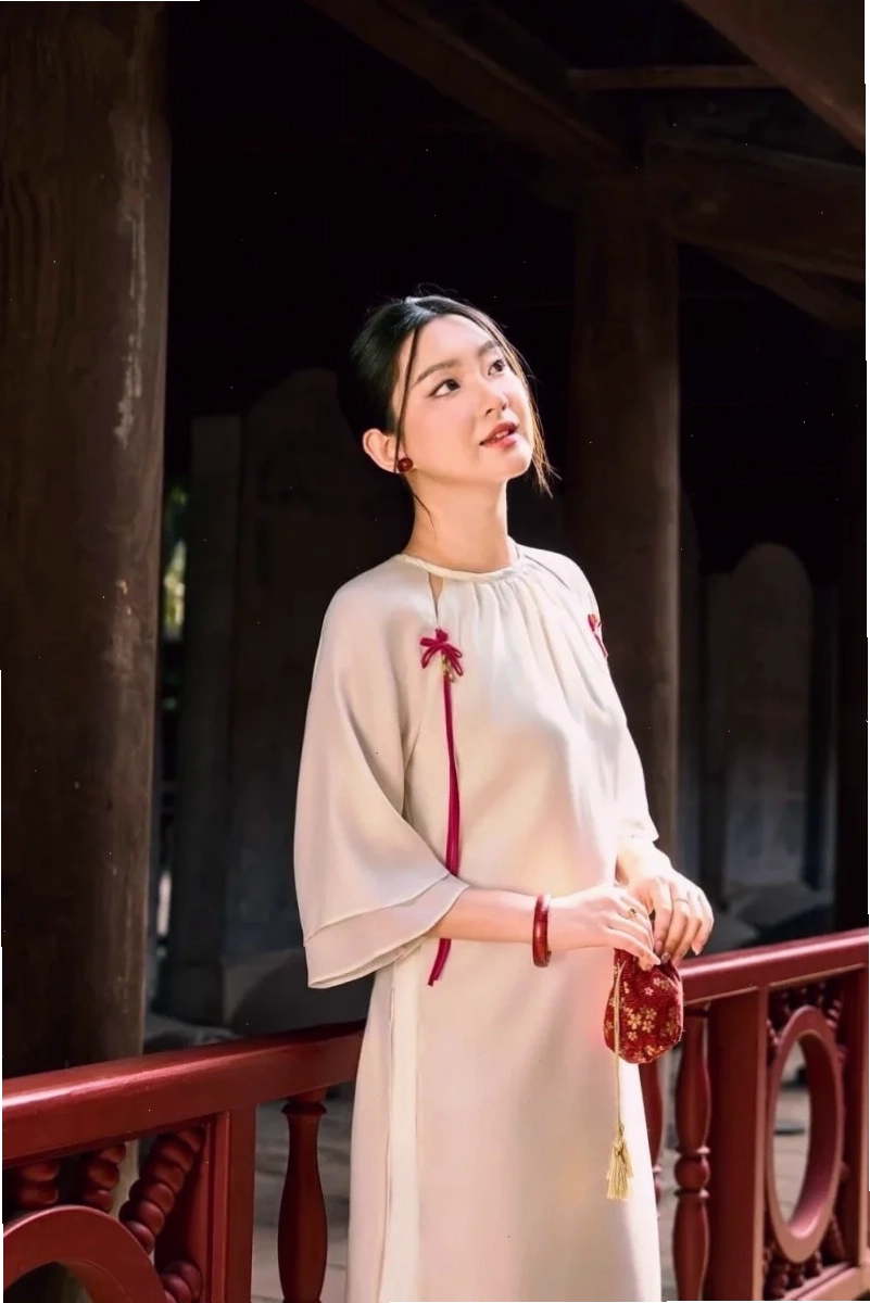 người con gái đẹp mặc chiếc áo dài chụp ảnh
