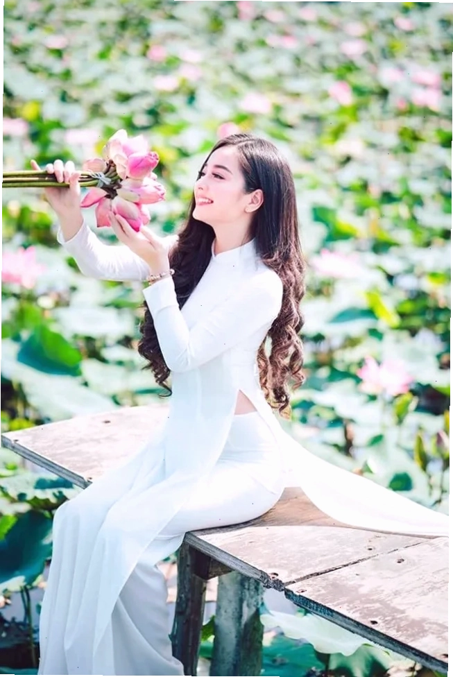 người con gái đẹp mặc chiếc áo dài cổ điển