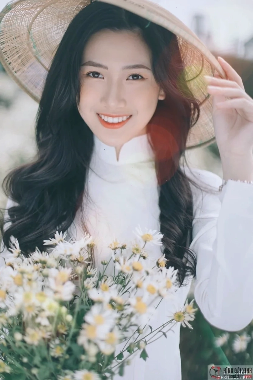 người con gái đẹp mặc chiếc áo dài đi chùa