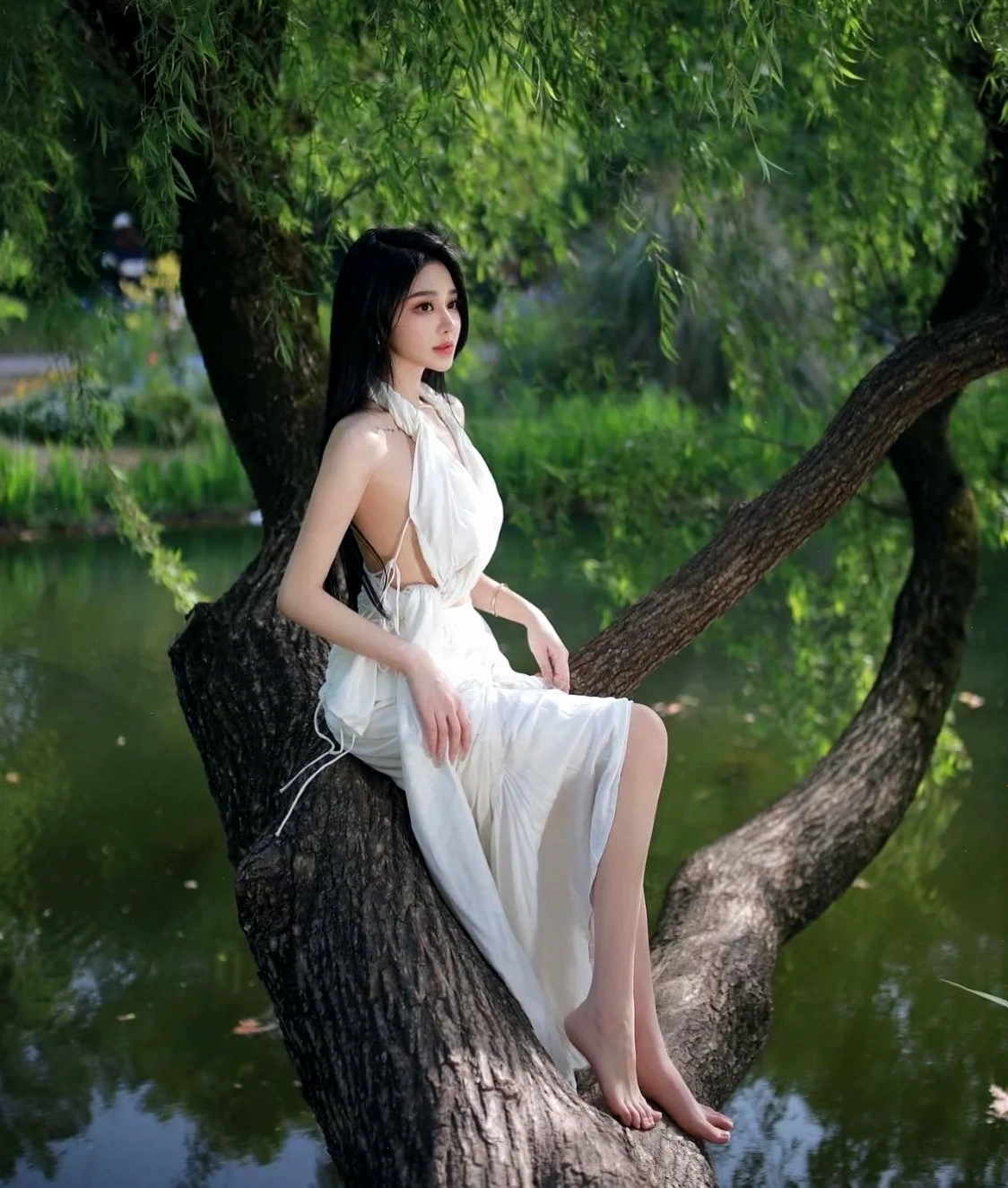 người con gái đẹp mặc chiếc áo dài dịu dàng