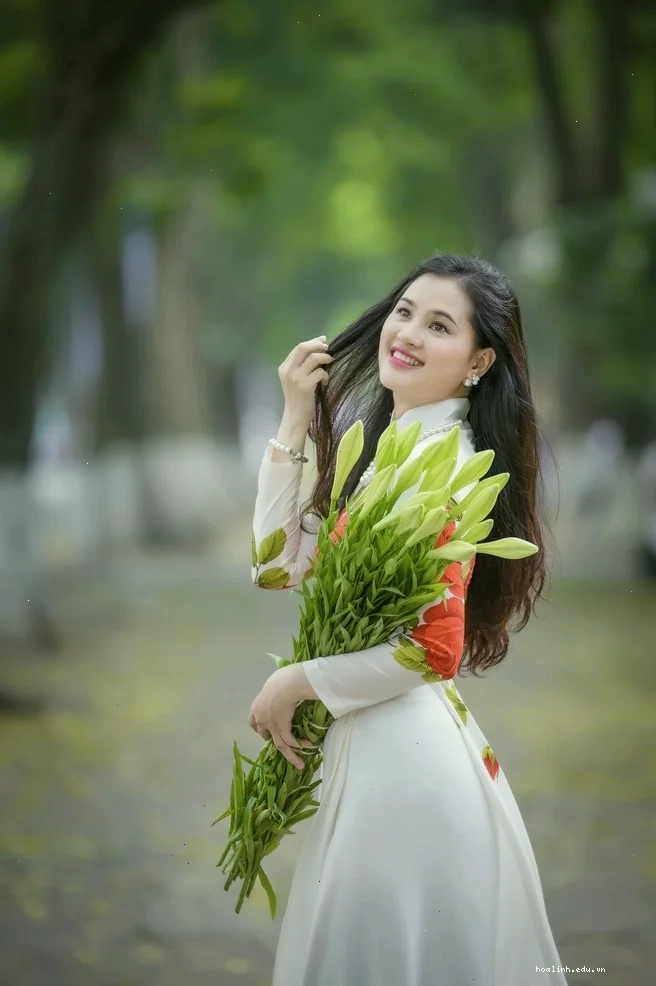 người con gái đẹp mặc chiếc áo dài dưới nắng
