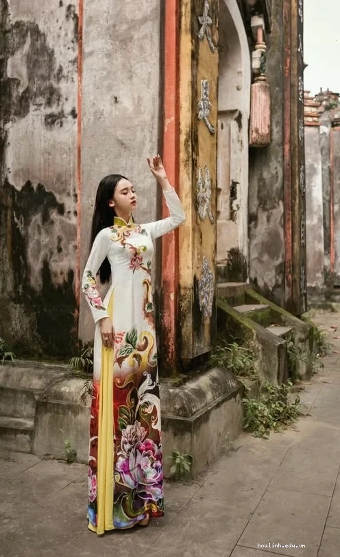 người con gái đẹp mặc chiếc áo dài duyên