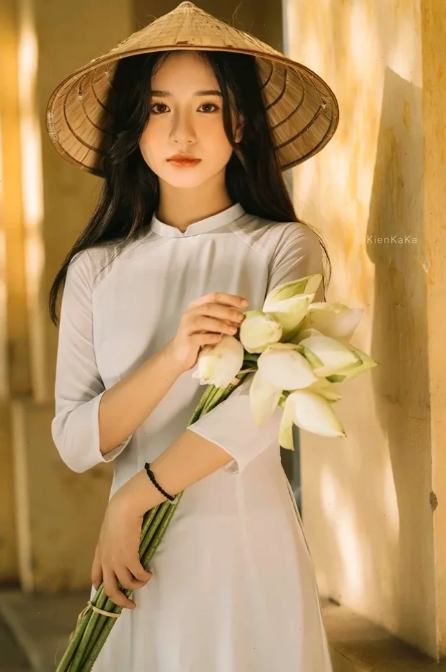 người con gái đẹp mặc chiếc áo dài duyên dáng