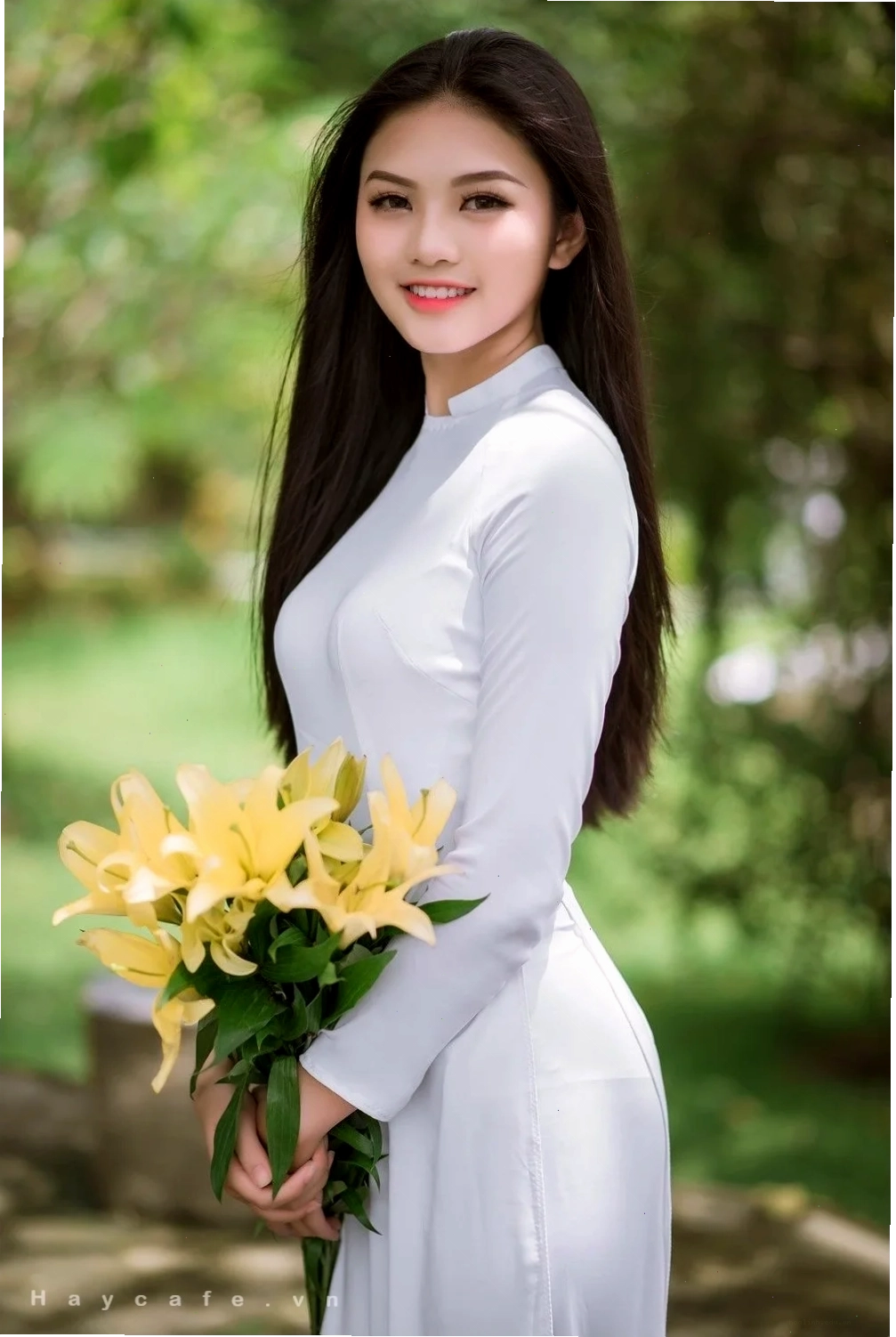 người con gái đẹp mặc chiếc áo dài duyên dáng