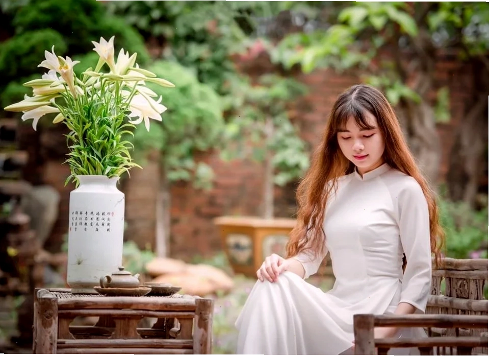 người con gái đẹp mặc chiếc áo dài họa tiết