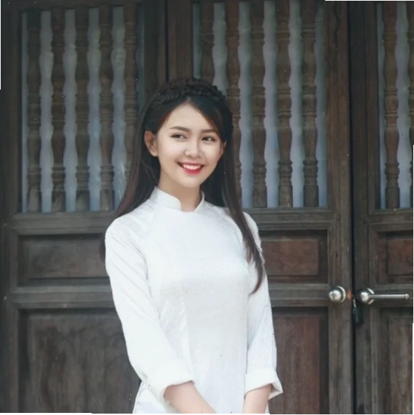 người con gái đẹp mặc chiếc áo dài lễ hội