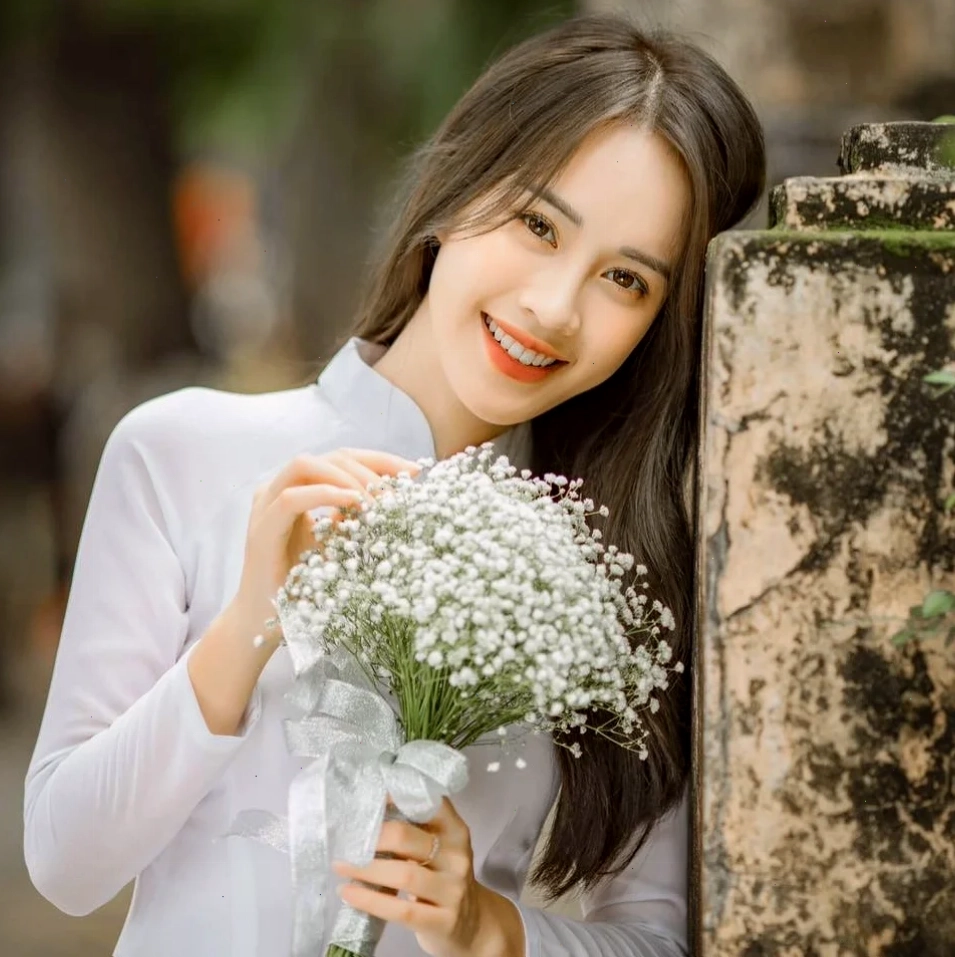 người con gái đẹp mặc chiếc áo dài lộng lẫy