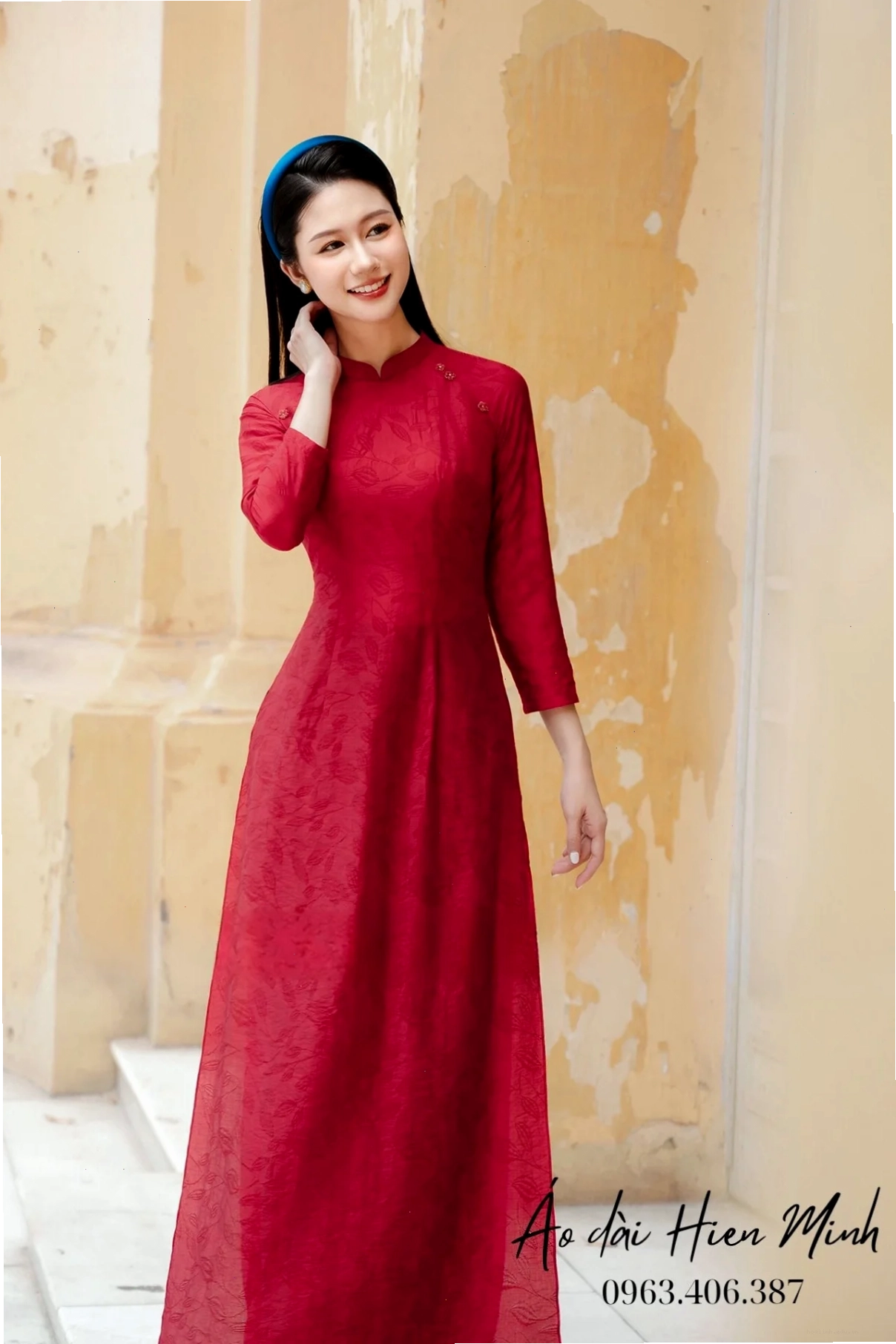người con gái đẹp mặc chiếc áo dài màu trắng