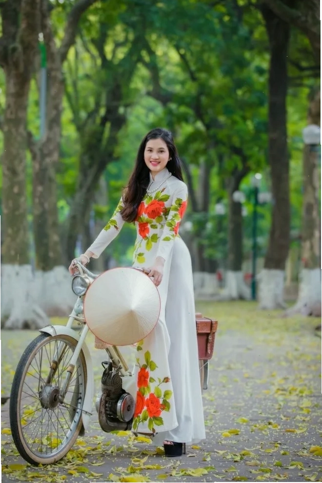 người con gái đẹp mặc chiếc áo dài mộng mơ