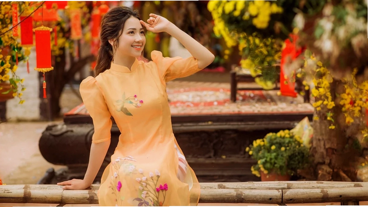 người con gái đẹp mặc chiếc áo dài nhẹ nhàng