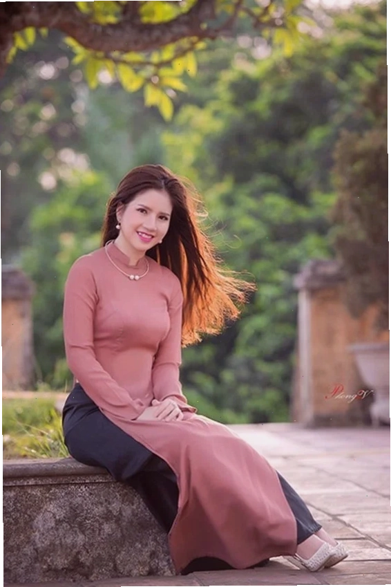 người con gái đẹp mặc chiếc áo dài quý tộc