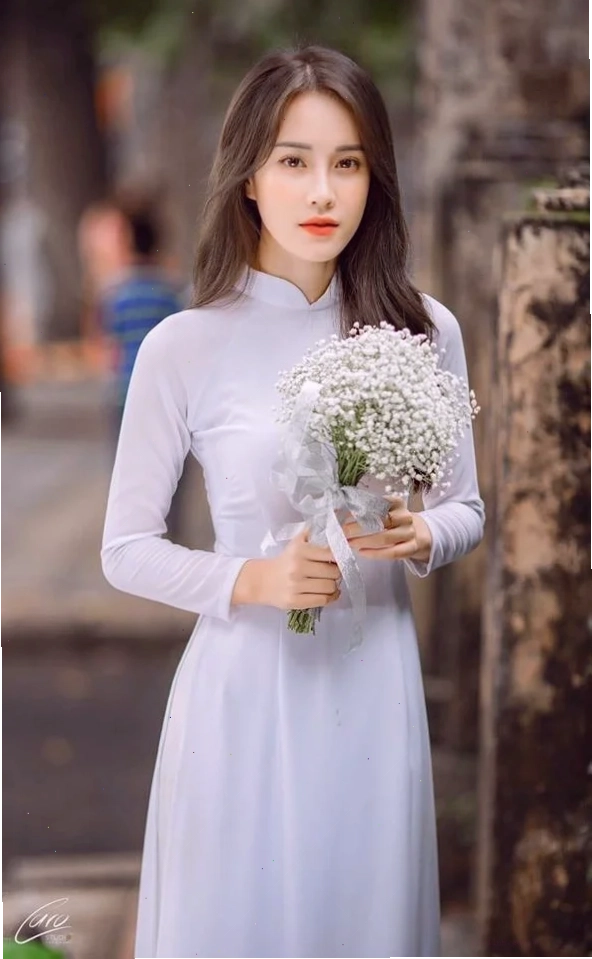 người con gái đẹp mặc chiếc áo dài rực rỡ