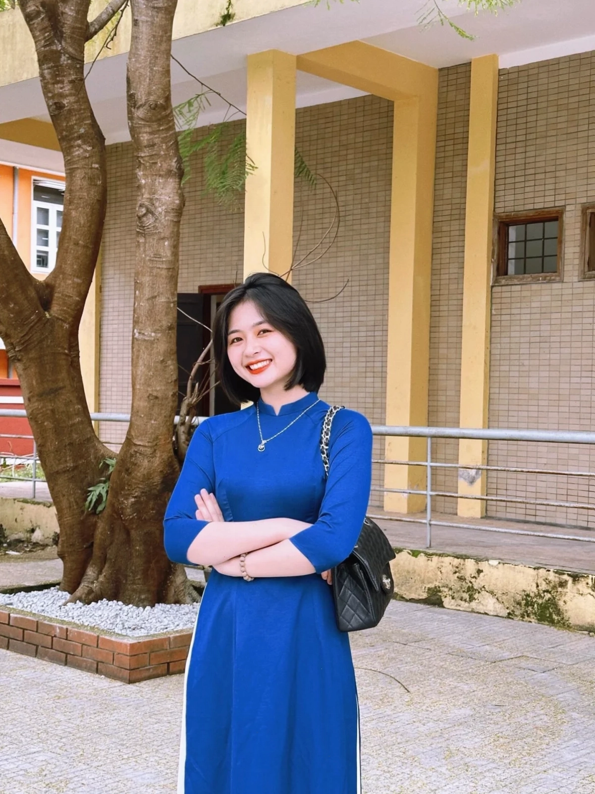 người con gái đẹp mặc chiếc áo dài sang chảnh