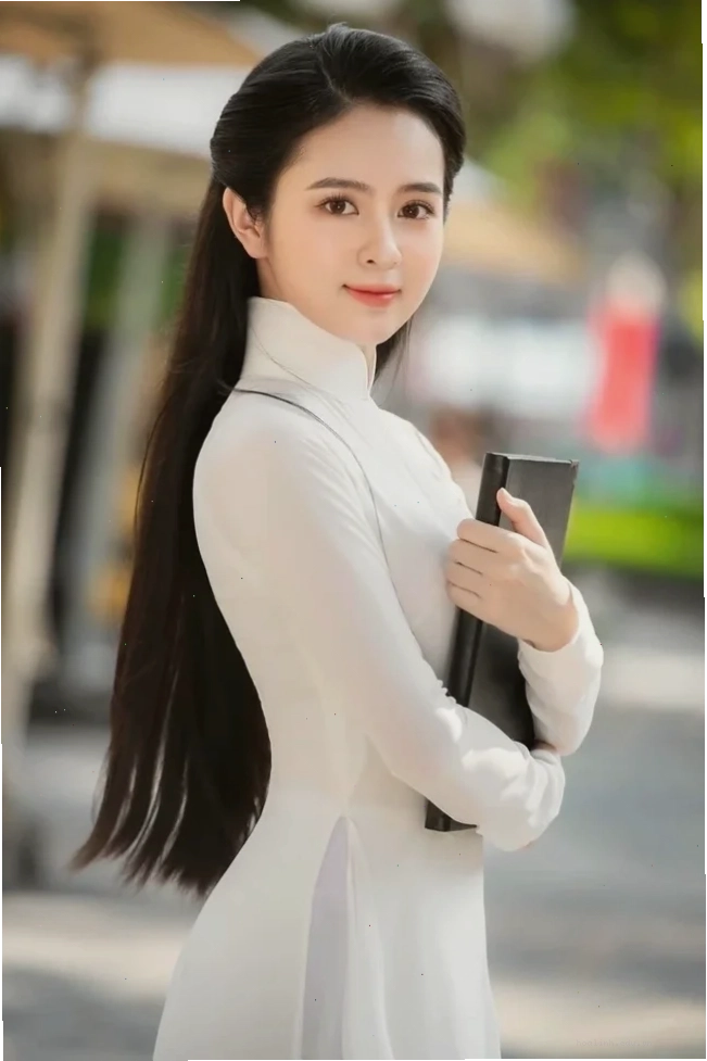 người con gái đẹp mặc chiếc áo dài sang trọng