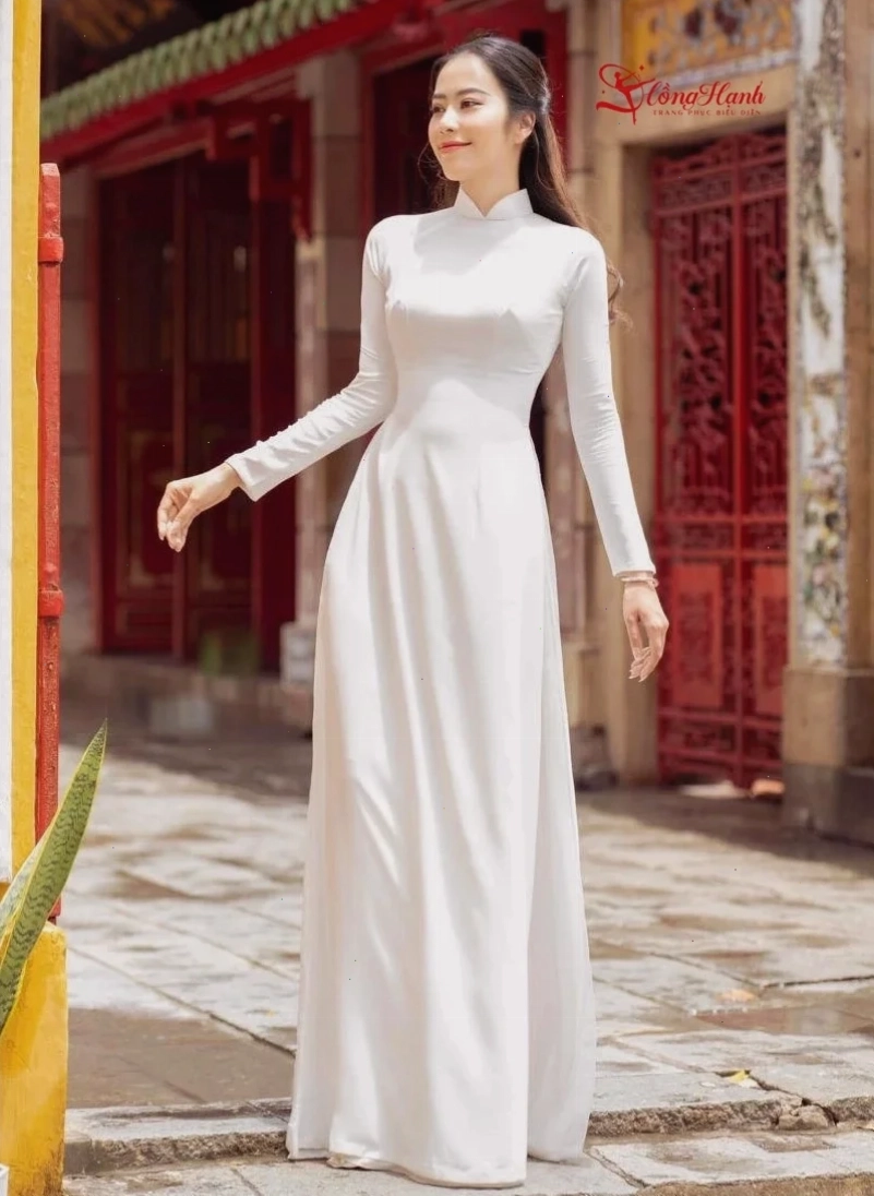 người con gái đẹp mặc chiếc áo dài thướt tha