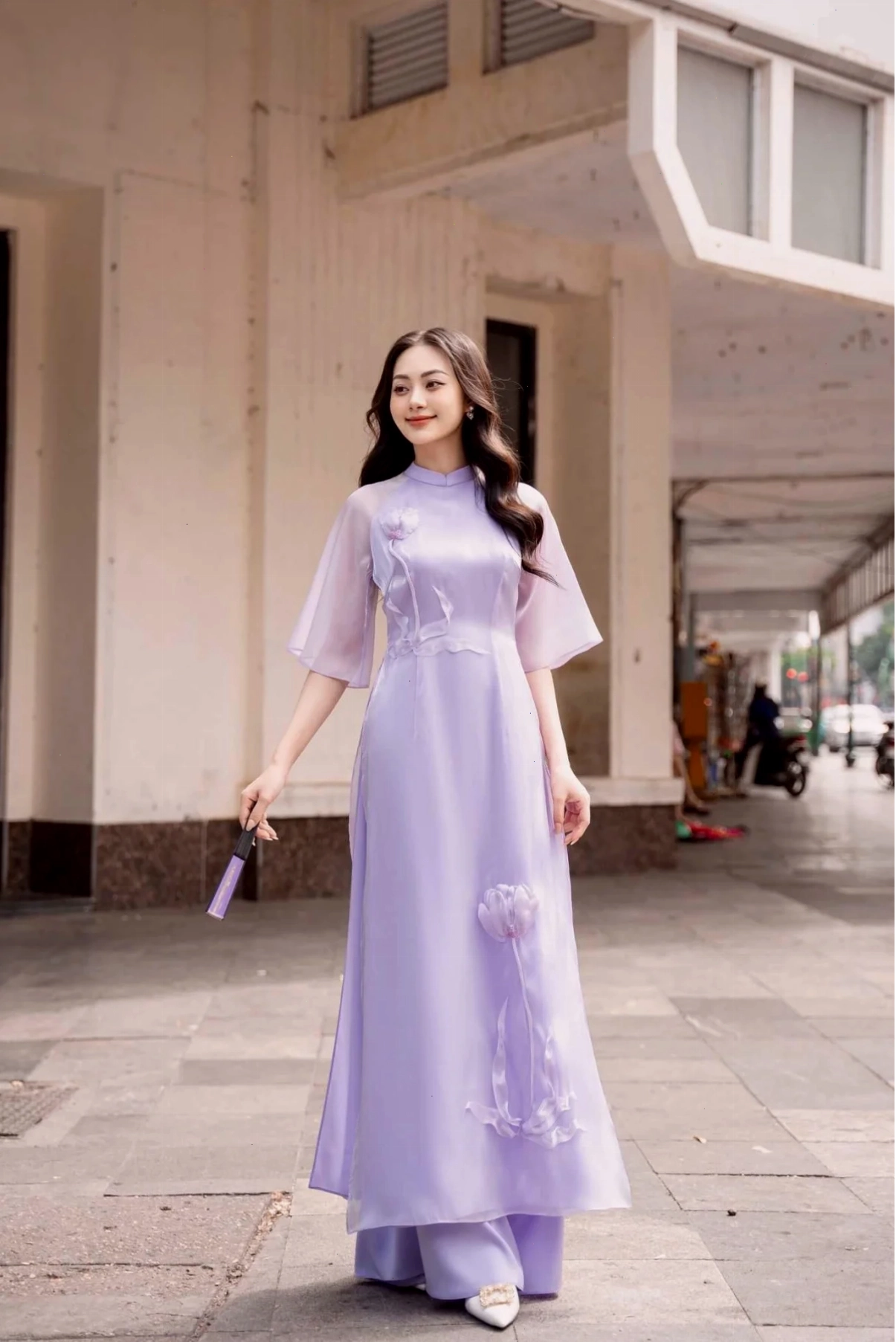 người con gái đẹp mặc chiếc áo dài tinh tế