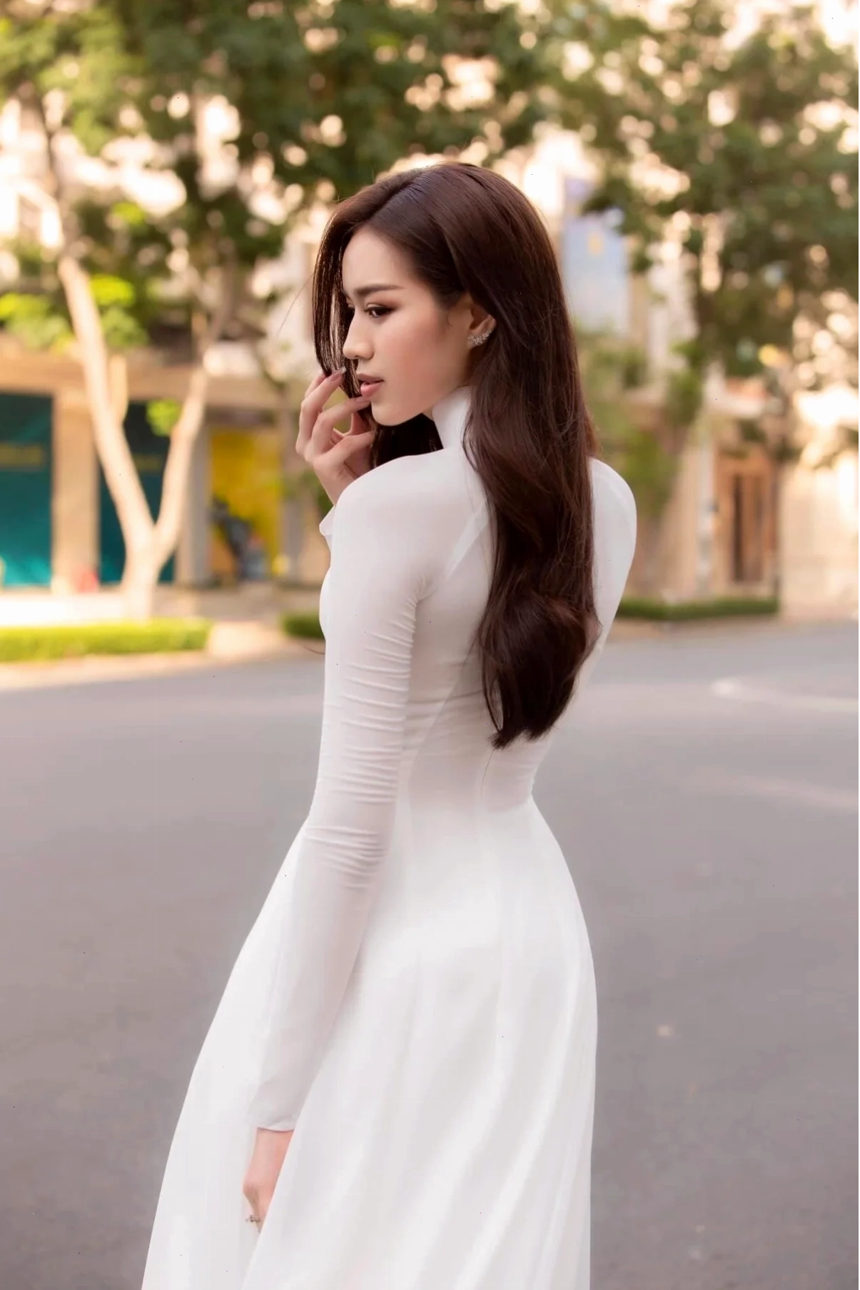 người con gái đẹp mặc chiếc áo dài trong nắng