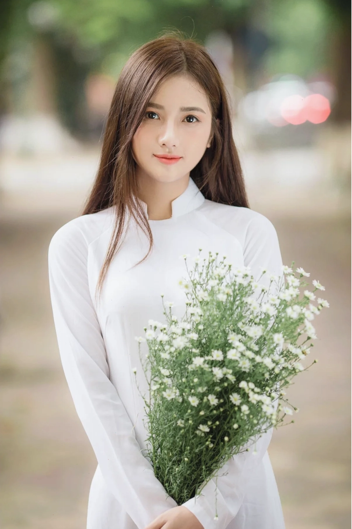 người con gái đẹp mặc chiếc áo dài trong thư viện