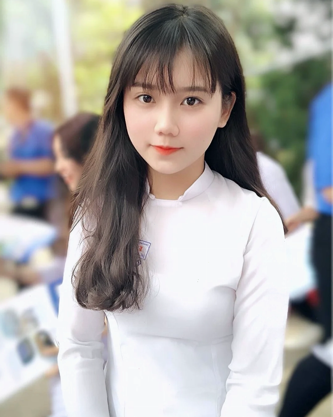 người con gái đẹp mặc chiếc áo dài tươi trẻ