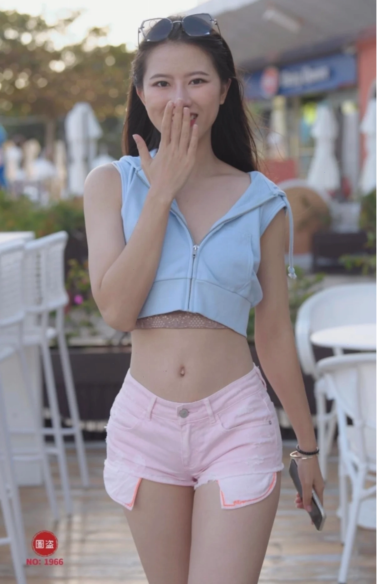 người con gái mặc quần chất kaki