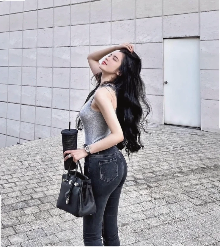 người con gái mặc quần jean sành điệu