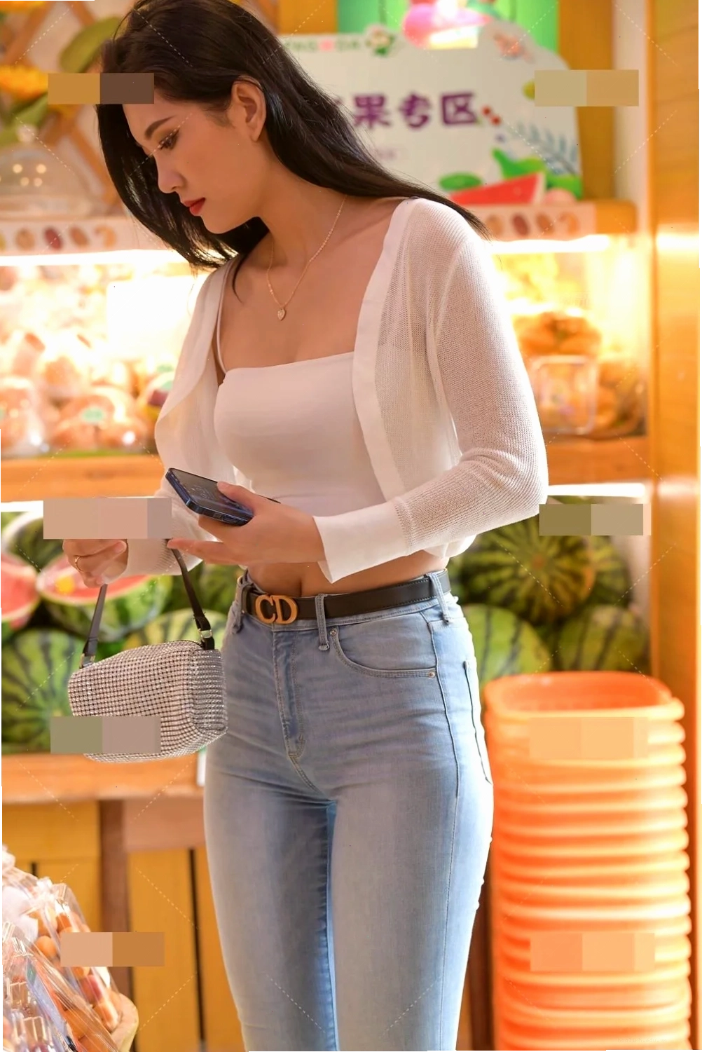 người con gái mặc quần ống loe