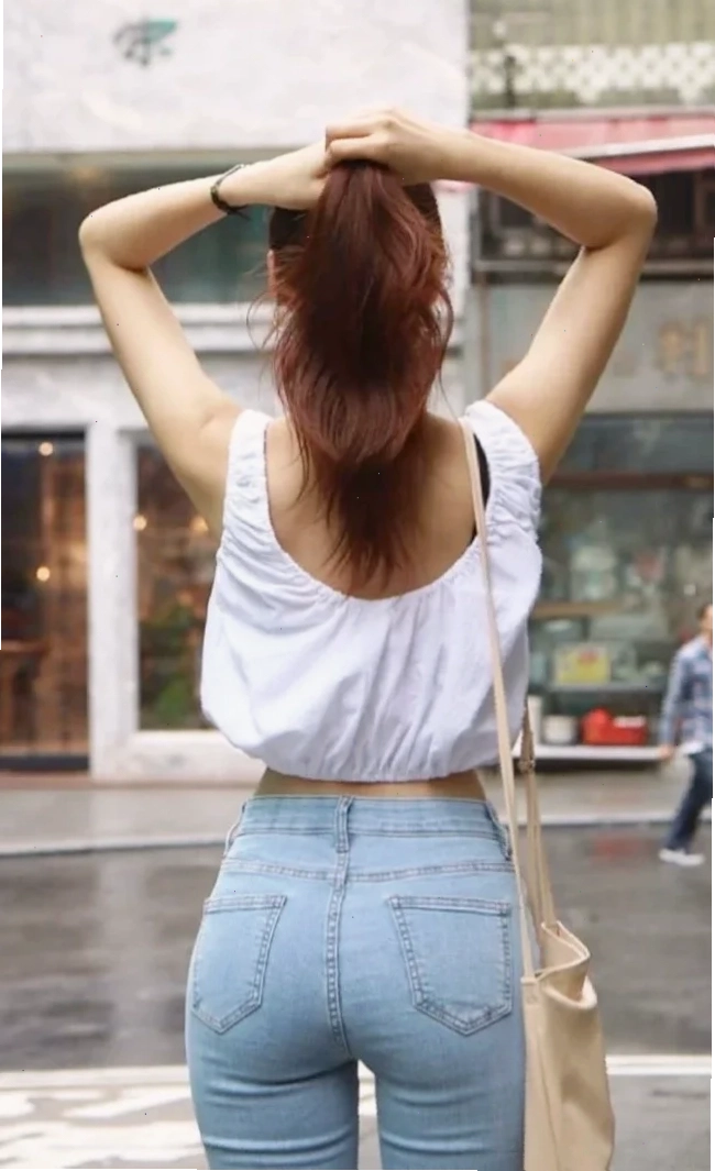 người con gái mặc quần short