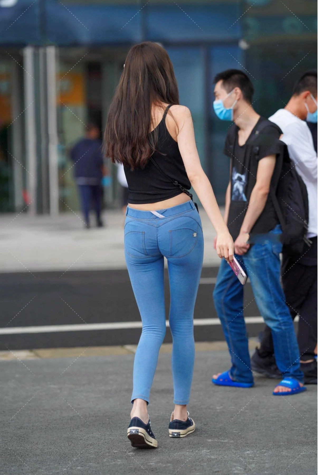 người con gái mặc quần vải thô