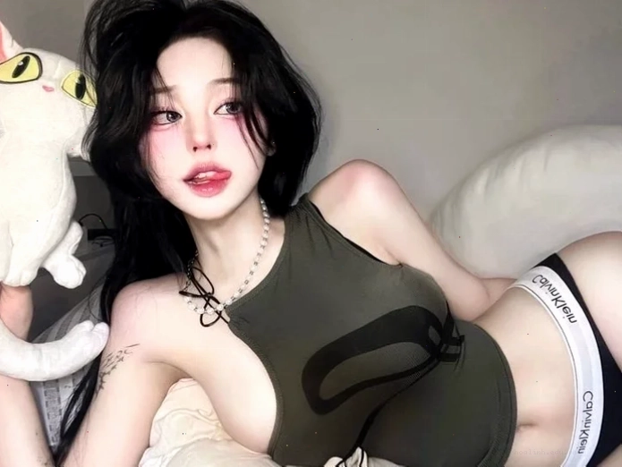Người đẹp áo đen chân váy be Người đẹp áo đen chân váy be