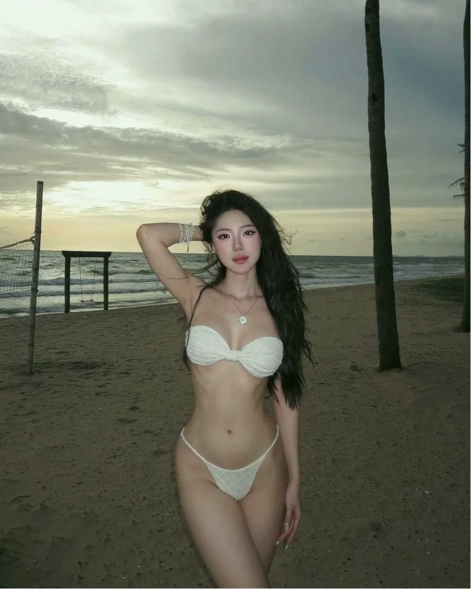 Người đẹp diện bikini đen