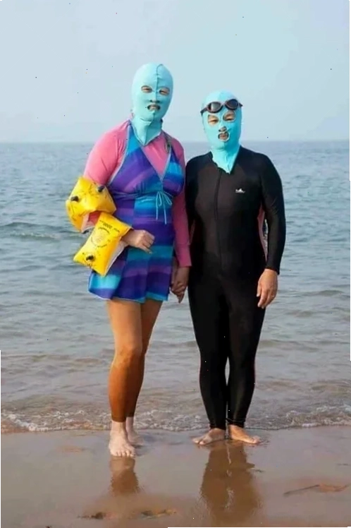 Người xấu mặc bikini dạo chơi bên bờ biển