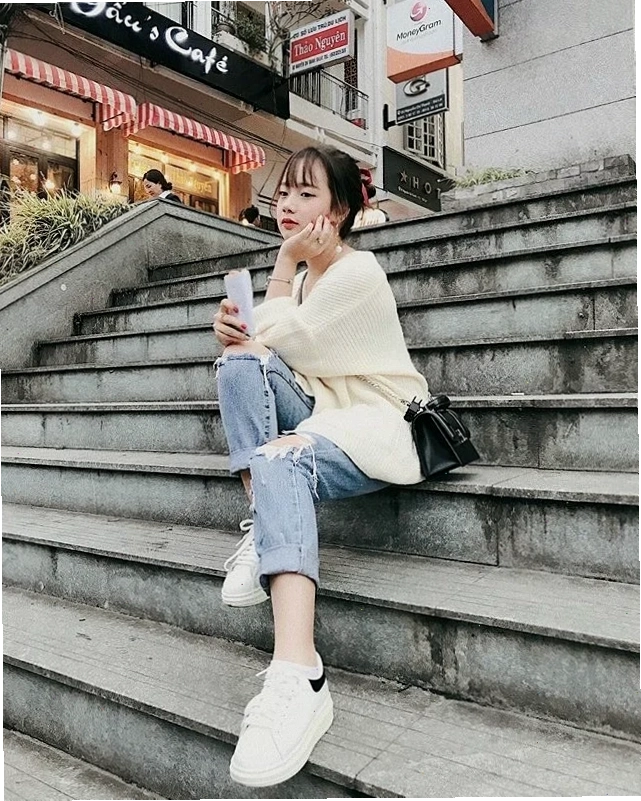 Nhóm du khách dàn hàng ngang trên đường quốc lộ, hình ảnh gái đứng đường