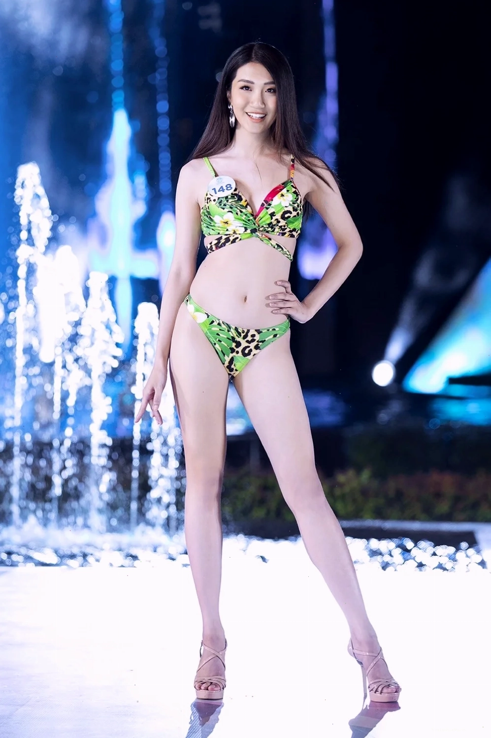 Những cô gái mặc bikini đẹp nhất thế giới đang bơi