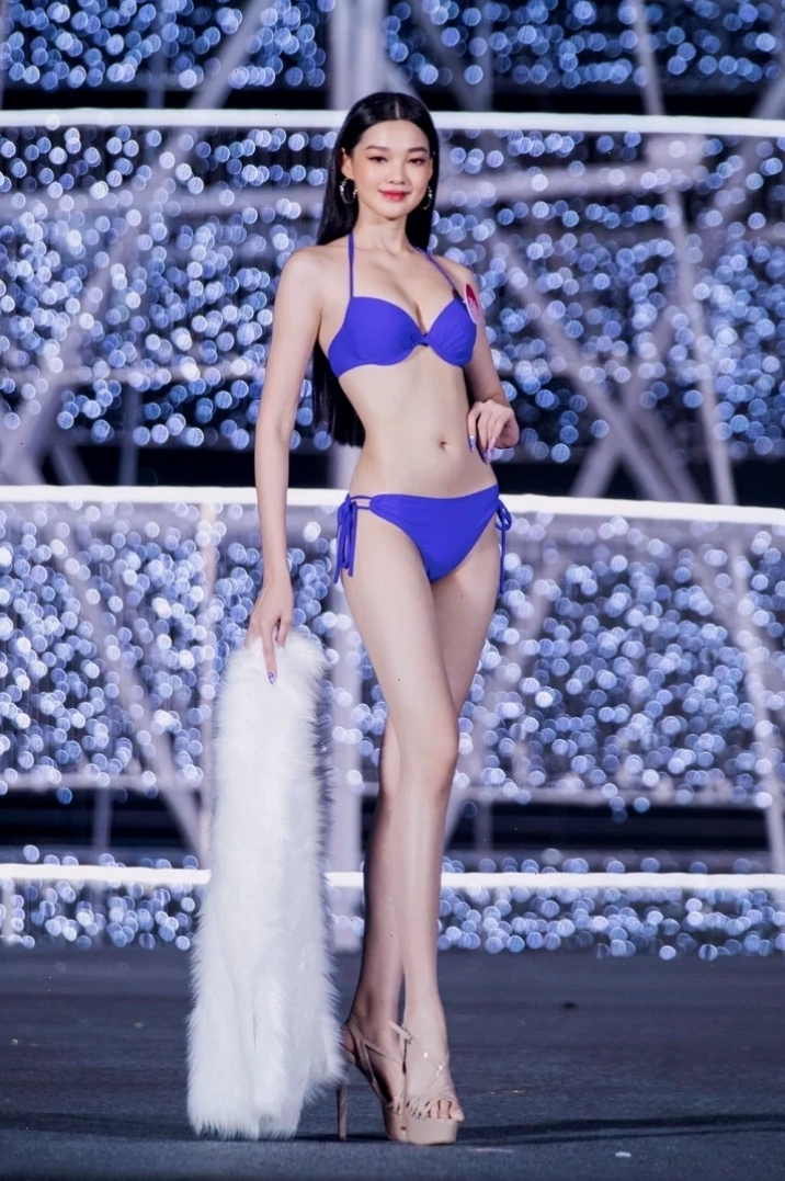Những cô gái mặc bikini đẹp nhất thế giới diện đồ trắng