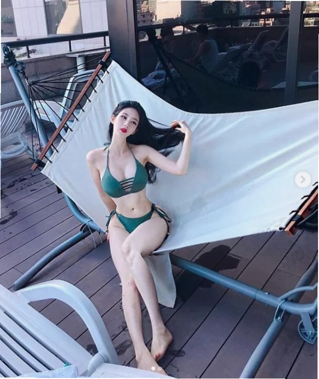 Những cô gái mặc bikini đẹp nhất thế giới tại bãi đá