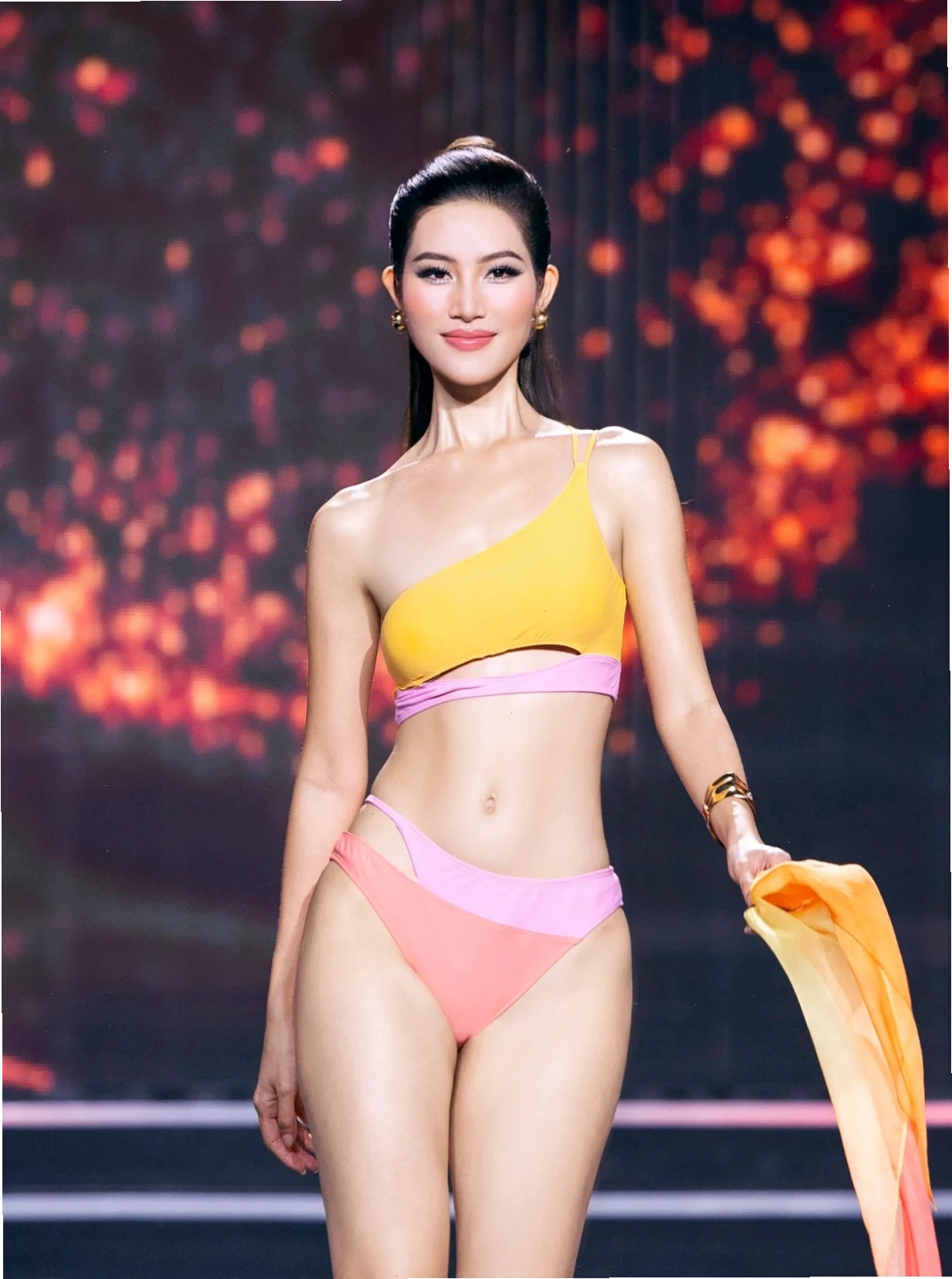 Những cô gái mặc bikini đẹp nhất thế giới tạo dáng chuyên nghiệp