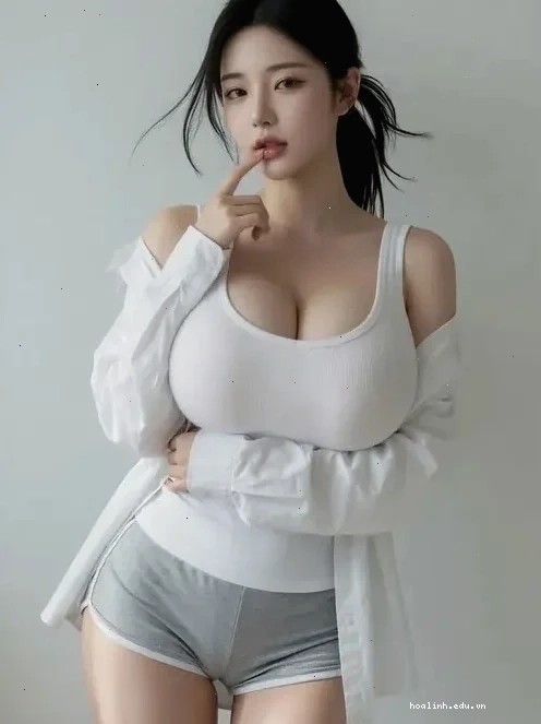những cô gái tí to áo thun