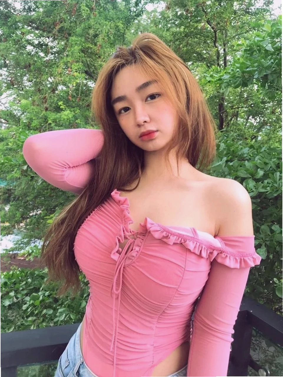 những cô gái tí to dưới nắng