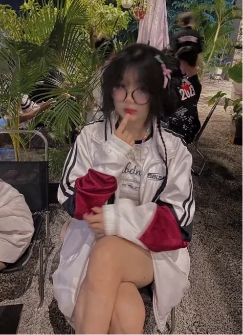 Nữ sinh 2008 tóc mái thưa