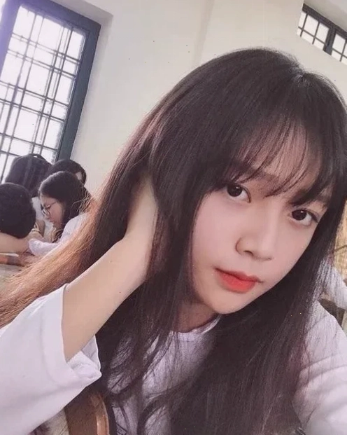 Nữ sinh 2k8 cầm cờ
