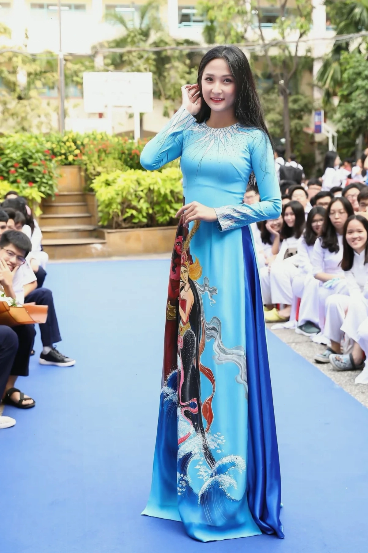 nữ sinh mặc áo dài