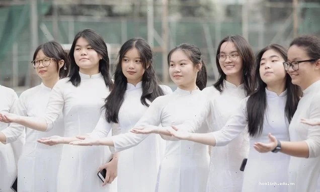 nữ sinh mặc áo dài