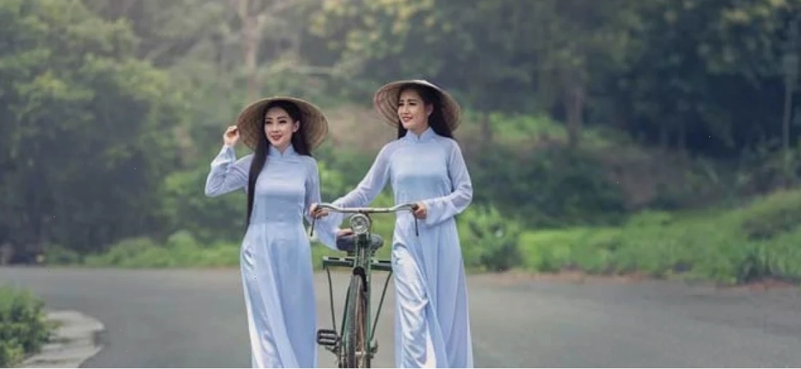 nữ sinh mặc áo dài
