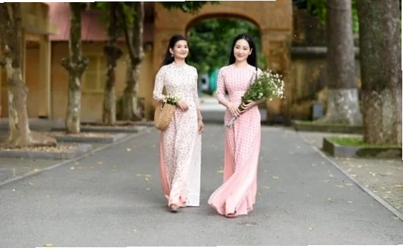 nữ sinh mặc áo dài