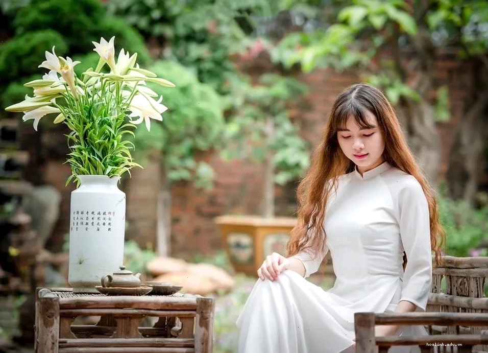 nữ sinh mặc áo dài trắng